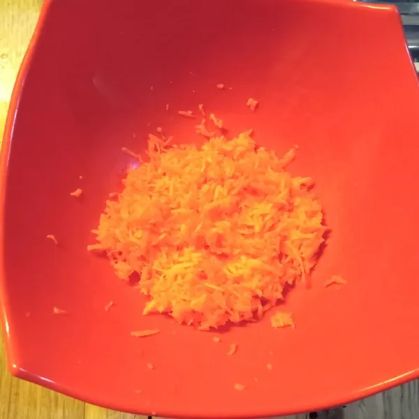 Kupas kulit wortel cuci bersih, lalu parut dengan menggunakan parutan keju.