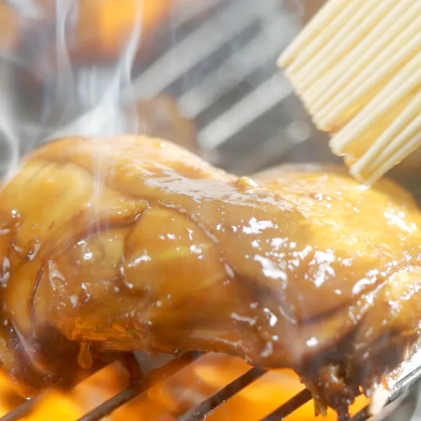Membuat ayam bakar :
Panaskan wajan, masukkan ayam lalu oles dengan bumbu oles, panggang hingga matang.