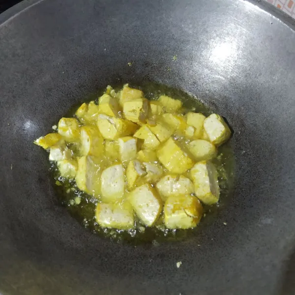 Potong dadu tahu kuning lalu goreng sampai berkulit, angkat dan tiriskan minyak.