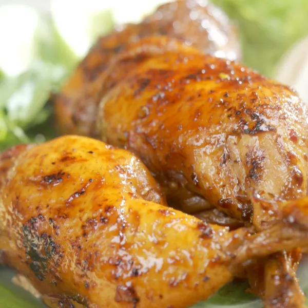 Ayam Bakar Kecap siap disajikan dengan pelengkap.