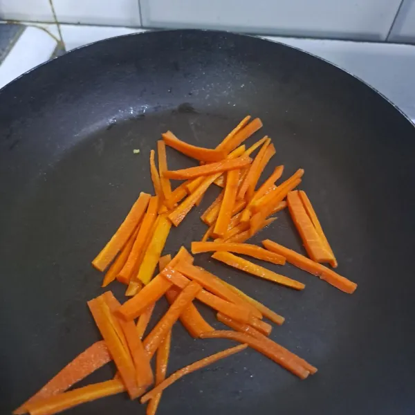 Tumis wortel sampai layu bumbui dengan sejumput garam