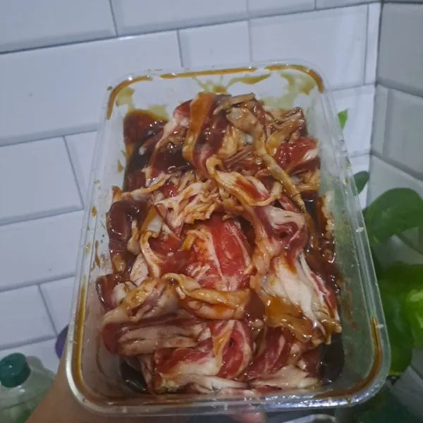 Aduk rata daging dengan saus bulgogi, kecap asin, minyak wijen, madu, jahe parut,  aduk hingga rata,
diamkan hingga bumbu meresap (1 jam).