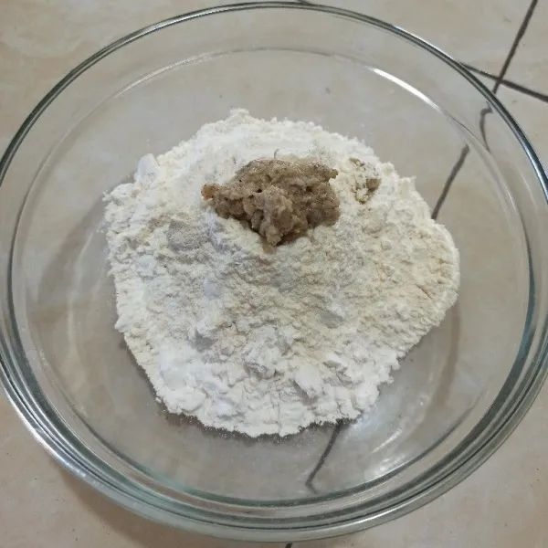 Campur bumbu halus dengan tepung terigu dan tepung tapioka.