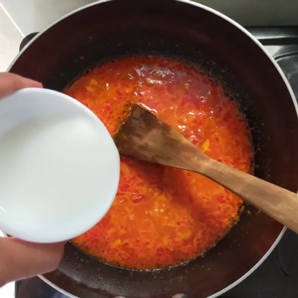 Masukkan larutan tepung maizena dan perasaan air jeruk limau, aduk rata.
