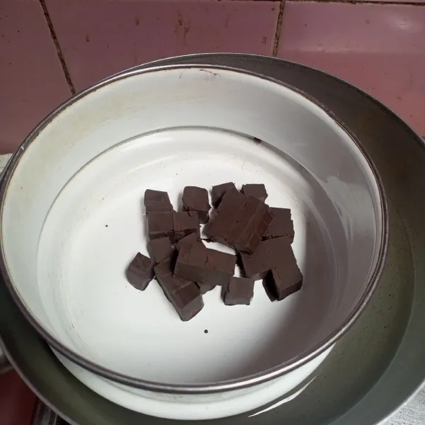 Masukkan potongan cokelat ke dalam wadah lalu tim di atas panci yang sudah berisi air mendidih.