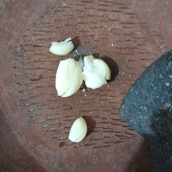 Ulek halus bawang putih dan garam.