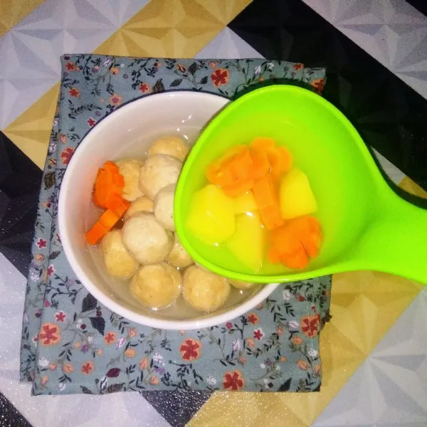 Lalu tuang kuah bakso bersama wortel dan kentang ke dalam mangkuk saji yang berisi bakso. Sajikan selagi hangat.