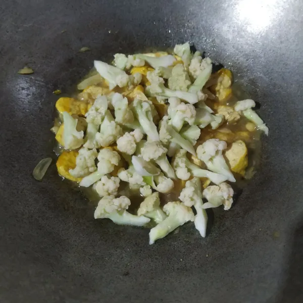 Masukkan kembang kol, aduk rata, masak hingga matang, koreksi rasa.