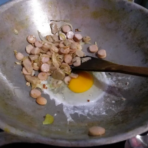 Pinggirkan tumisan sebelumnya, buat orak-arik telur.