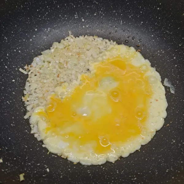 Kocok telur dan sedikit garam, masukkan dalam tumisan lalu buat orak-arik telur.