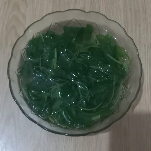 Angkat masukkan ke mangkuk berisi air es untuk menghentikan proses pematangan agar warnanya masih hijau