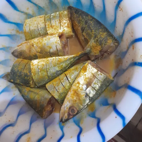 Siapkan ikan yang sudah dipotong dan dibersihkan lalu marinasi dengan bumbu ikan goreng, diamkan selama 20 menit.