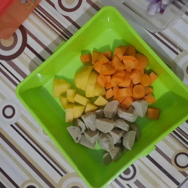 potong sesuai selera wortel, kentang dan bakso, sisihkan.