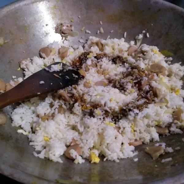 Berikan kecap manis, kecap asin, garam, penyedap rasa, aduk rata.