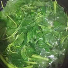 Didihkan air, rebus bayam 2 menit