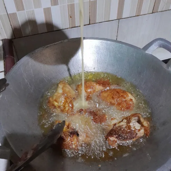 Dan goreng kedalam minyak yang sudah panas, jika sudah kecoklatan balik ayam dan siram menggunakan sisa adonan tepung lakukan sampai adonan tepung habis goreng hingga kecoklatan dan angkat.