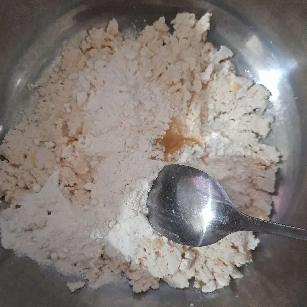 Haluskan tahu, tambahkan bawang putih ulek, tepung, kaldu jamur dan merica lalu aduk rata.