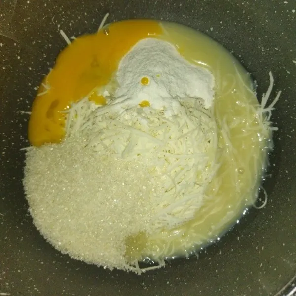 Siapkan panci, masukkan keju parut, bubuk jelly, kuning telur, gula pasir dan krimer kental manis.