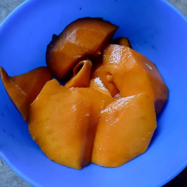 Kupas mangga dan potong-potong.