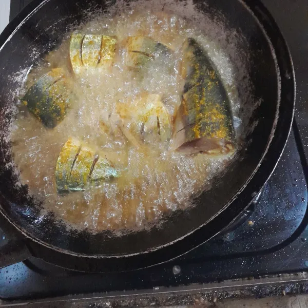 Siapkan minyak goreng lalu goreng ikan hingga kecokelatan.