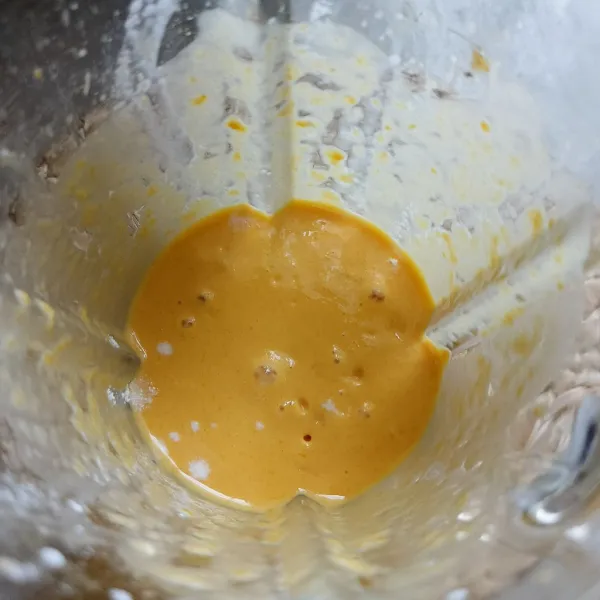 Kemudian masukkan mangga dan susu cair ke dalam blender, proses sampai benar-benar halus.