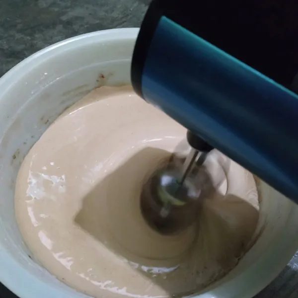 Masukkan tepung terigu, tepung maizena, susu bubuk, cokelat bubuk, telur, gula pasir, SP dan baking powder ke dalam wadah, kocok menggunakan mixer dengan kecepatan tinggi hingga mengembang.