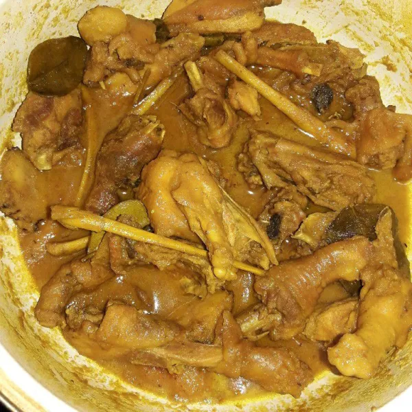 Rebus ayam sampai air menyusut dan ayam empuk. Aduk sesekali agar tidak gosong. Jika sudah matang, tunggu dingin. Bisa langsung digoreng atau dibakar. Mau disimpan di chiller untuk stok juga bisa.