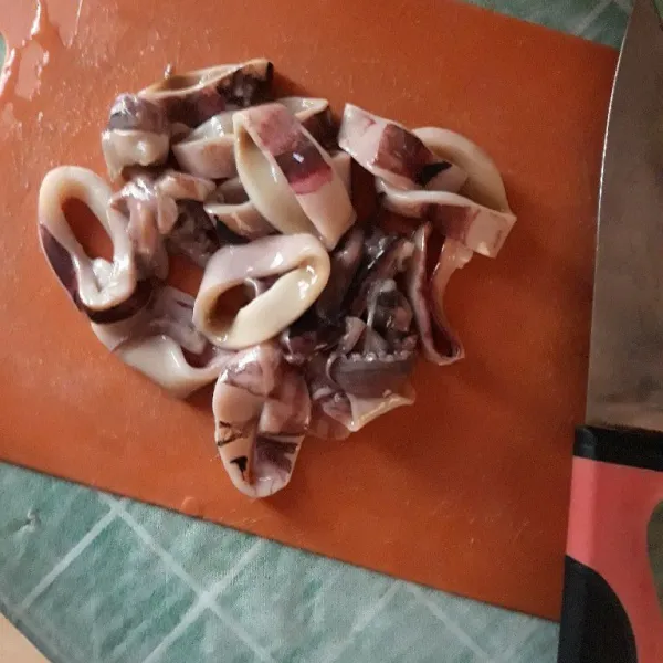 Cuci dan bersihkan cumi lalu potong-potong.