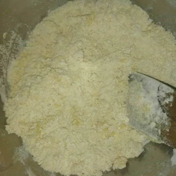 Campur tepung terigu, garam, kaldu bubuk, telur dan margarin, aduk dengan sendok kayu hingga berbulir.
