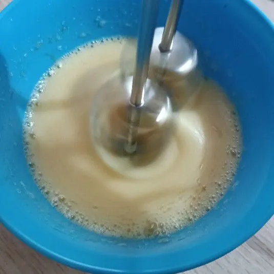 Kocok telur dan gula pasir hingga mengembang dengan speed maksimal.