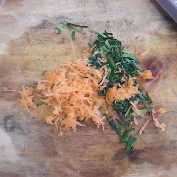 Cuci bersih daun jeruk, buang tulangnya lalu iris tipis. Cuci, kupas dan parut wortel.