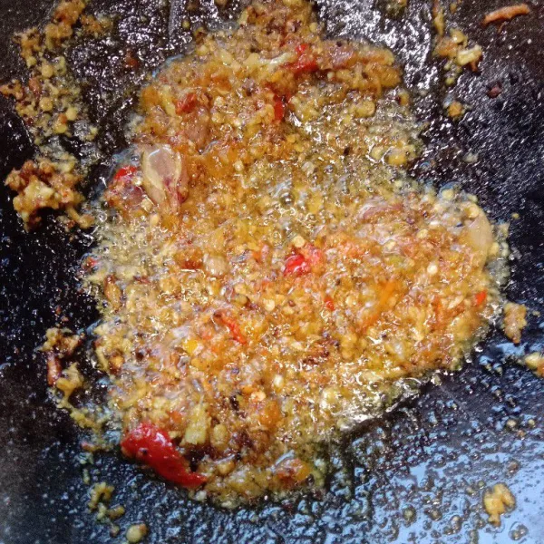 Panaskan sedikit minyak, tumis bumbu halus hingga matang.