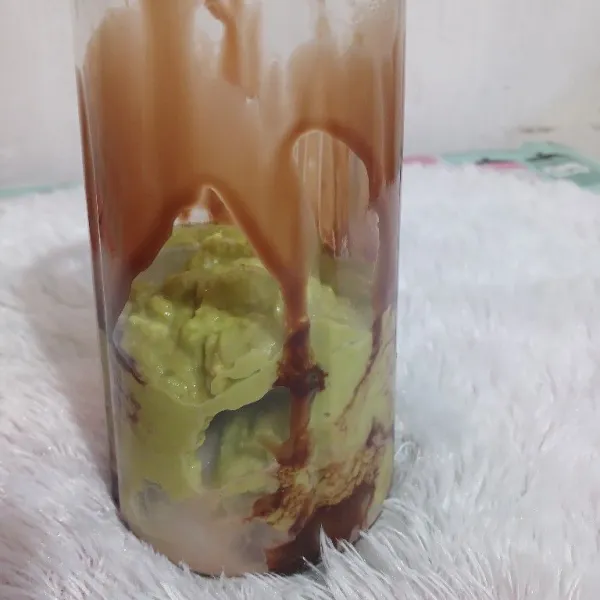 Tuang jus alpukat. Sisihkan.