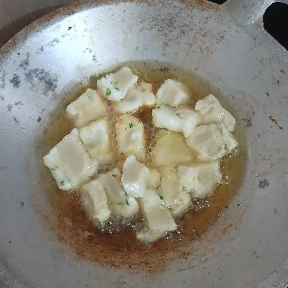 Goreng kedalam minyak panas di dalam wajan.