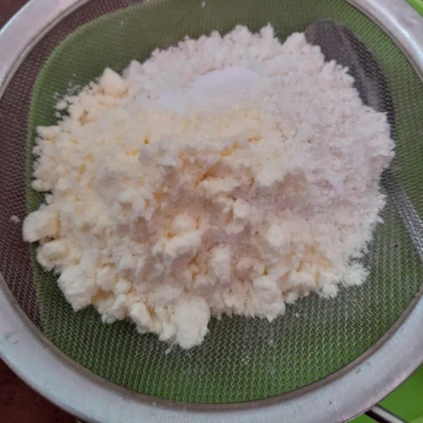 Ayak tepung, susu bubuk, dan baking soda lalu sisihkan.