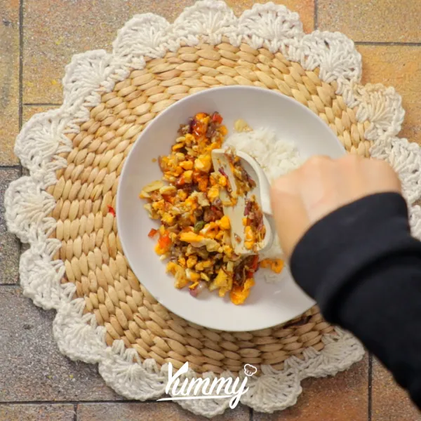 Tumis bersamaan lalu tambahkan kaldu jamur dan gula, aduk rata, angkat dan sajikan.