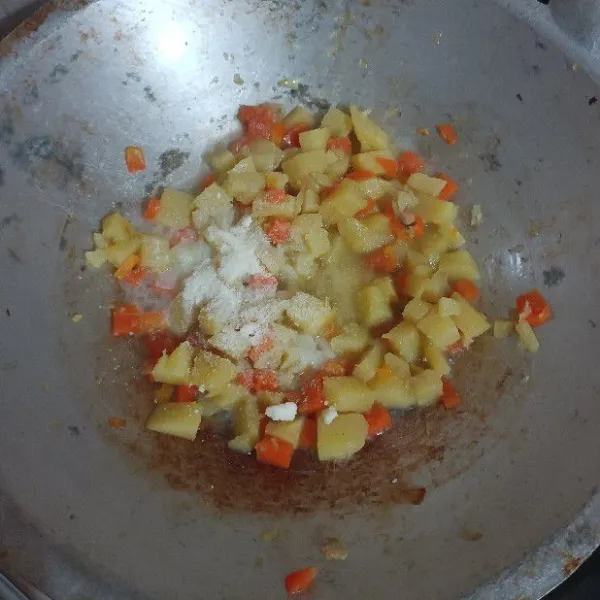 Tumis bawang merah dan bawang putih yang sudah dihaluskan dengan butter. Tambahkan air dan agak tekan-tekan kentang serta wortel menggunakan sutil, lalu tambahkan susu bubuk.