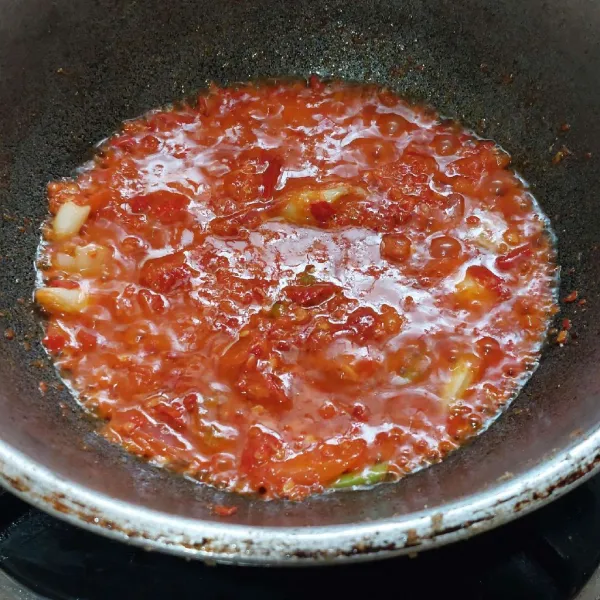 Panaskan minyak bekas menggoreng udang, goreng daun bawang prei hingga layu, lalu tambahkan cabe, masak hingga matang, sambil diaduk.