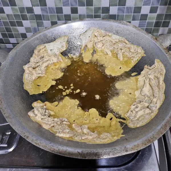 Panaskan minyak goreng sedikit banyak, kemudian ambil 1 sendok sayur adonan lalu tuang perlahan pada tepi wajan. Siram-siramkan minyak agar rakik terlepas dan masuk ke dalam minyak lalu goreng hingga garing.