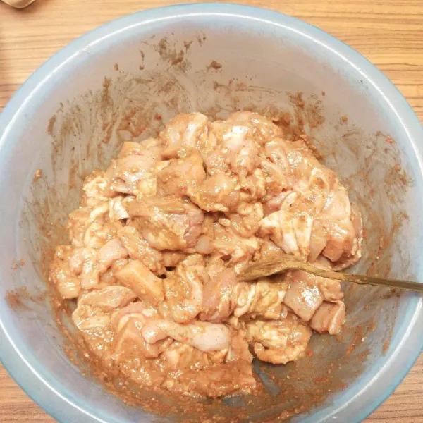 Ambil 3 sdm bumbu kacang, aduk hingga tercampur rata ke ayam yang telah dipotong-potong. Marinasi minimal 2 jam.