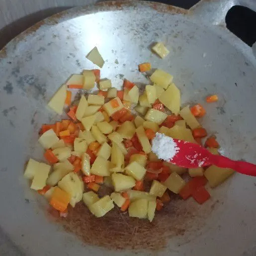 Beri garam dan lada bubuk sebagai bumbu, setelah itu cicipi.