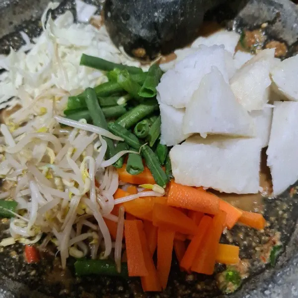 Masukkan lontong dan aduk.