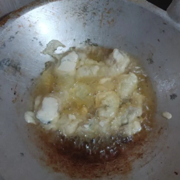 Goreng dalam wajan isi minyak panas hingga garing dan kriuk.