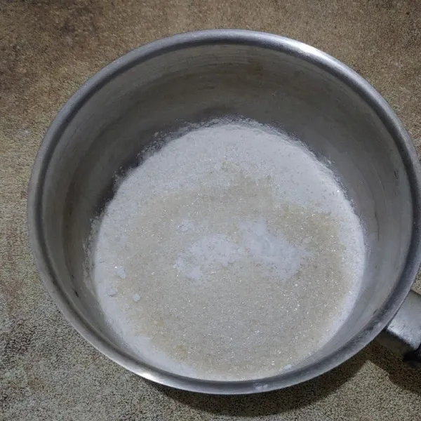 Campur jadi satu tepung maizena, gula, garam, dan vanili bubuk, lalu aduk rata.