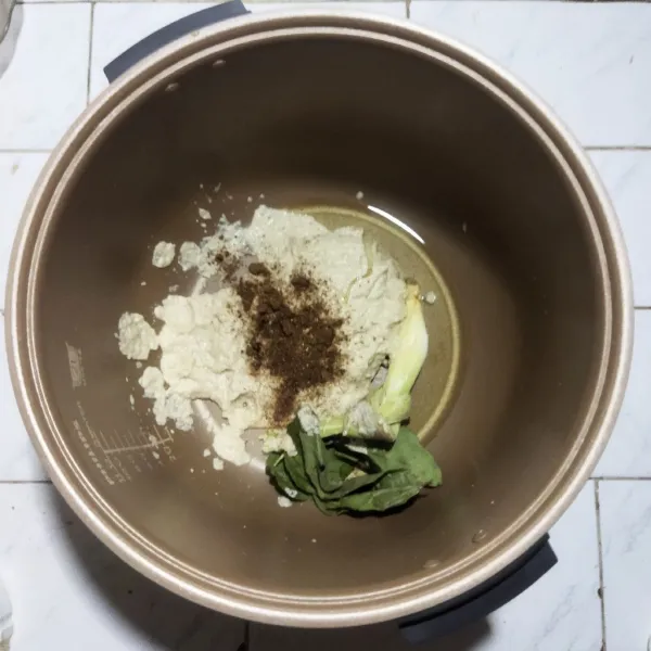 Sangrai bumbu kering, haluskan dengan blender. Tambahkan bahan bumbu halus, proses kembali bersama sedikit air. Kemudian masukan ke dalam panci magicom bersama sedikit minyak dan tumis hingga harum bersama daun salam, daun jeruk, dan serai. Tekan cook, lalu masak hingga harum dan kental.