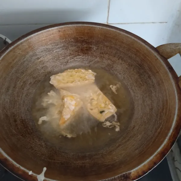 Goreng tahu yang sudah dilumuri adonan basah sampai kriuk, angkat dan sajikan.