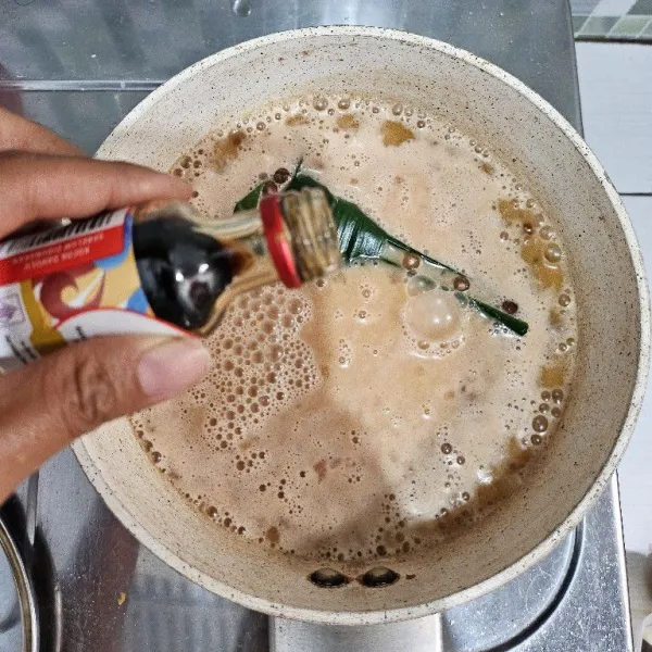 Tambahkan garam dan vanila, masak sambil diaduk hingga mendidih. Kemudian koreksi rasanya dan matikan api.