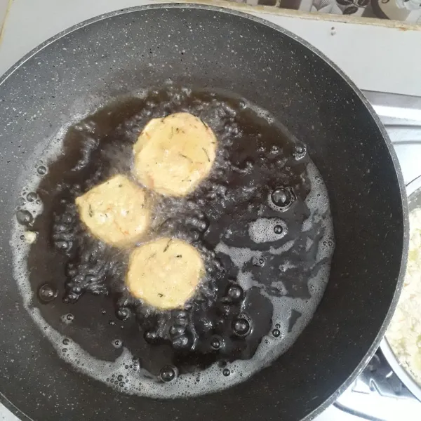 Jika bagian bawah sudah kering maka balikan dan goreng sampai matang lalu angkat dan tiriskan.