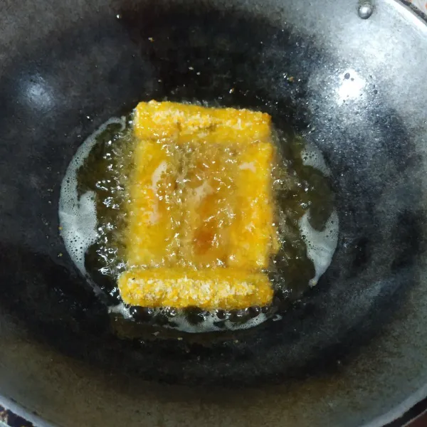 Jika ingin digoreng, goreng dalam minyak panas dengan api sedang sampai kuning keemasan.