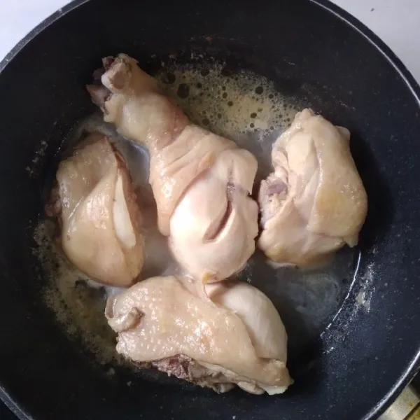Rebus ayam yang sudah dicuci bersih, sisihkan.